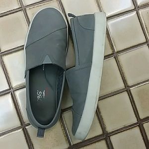 Grey Bobs with foam padding and arch pillow.